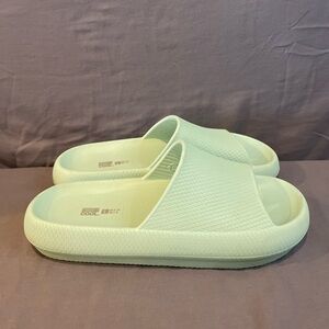 32 Degrees Cool Unisex Size L (W 9-10, M‎ 7-8) Mint Green Color Great Condition
